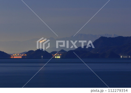 瀬戸内海の先に聳え立つ石鎚山 瀬戸内海の先に聳え立つ石鎚山 112279354