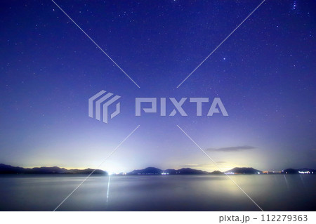 夜の大芝島から見る とびしま海道のシルエット 夜の大芝島から見る とびしま海道のシルエット 112279363