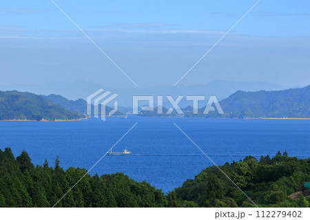 穏やかな瀬戸の海をゆっくり進む一艘の船 穏やかな瀬戸の海をゆっくり進む一艘の船 112279402
