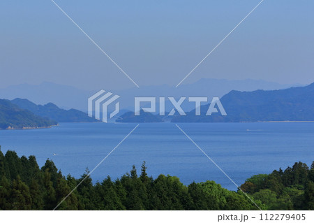 大芝島から見える 約60km先の四国山地 112279405