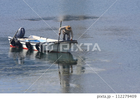 漁をする年配男性 112279409
