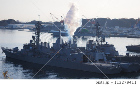 出航前点検で白煙を上げる護衛艦 112279411