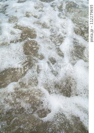 Ocean bathing 112279695