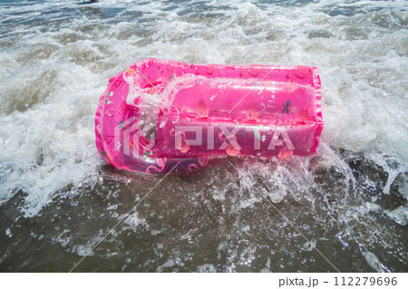 Ocean bathing 112279696