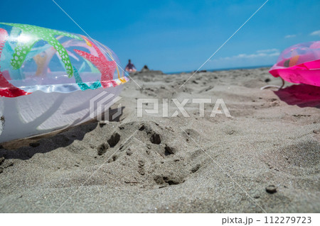 Ocean bathing 112279723