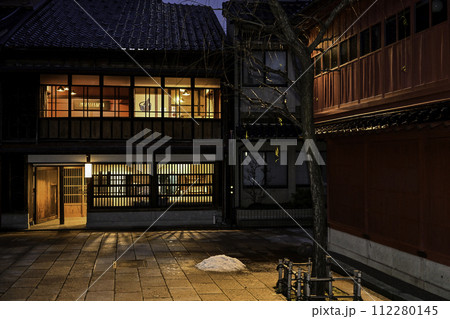 明かりが灯る冬のひがし茶屋街 112280145