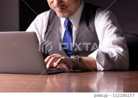 ビジネス　残業　ネガティブ 112280257