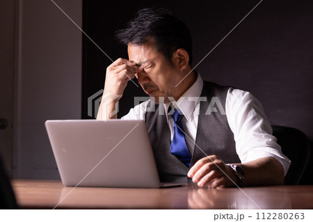 ビジネス　残業　ネガティブ 112280263