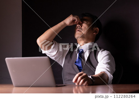 ビジネス　残業　ネガティブ 112280264
