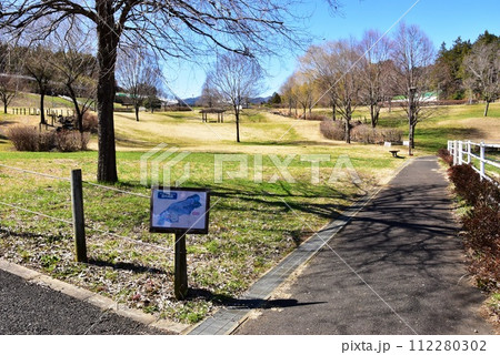 神奈川県　県立おだわら諏訪の原公園の陽だまりの丘散策路と案内板 112280302