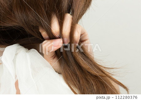ヘアダメージ : 女性は髪の毛を鷲掴みにしている. 112280376