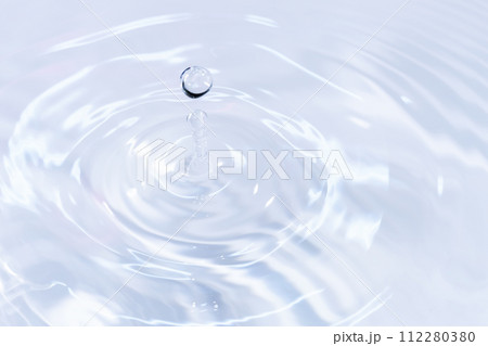 水面に落ちる水滴. 112280380