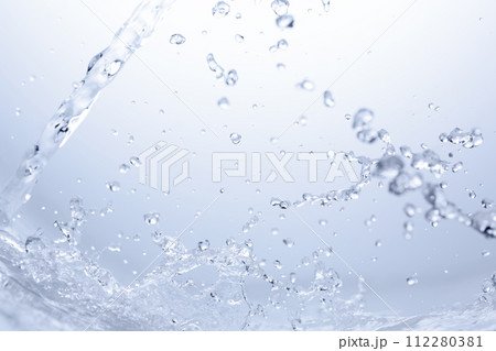 青の背景に波のように舞う水しぶき. 青の背景に波のように舞う水しぶき. 112280381