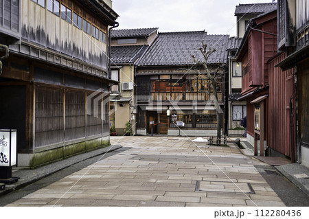 冬のひがし茶屋街の景色 冬のひがし茶屋街の景色 112280436