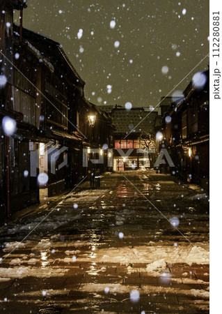 雪が降るひがし茶屋街 112280881