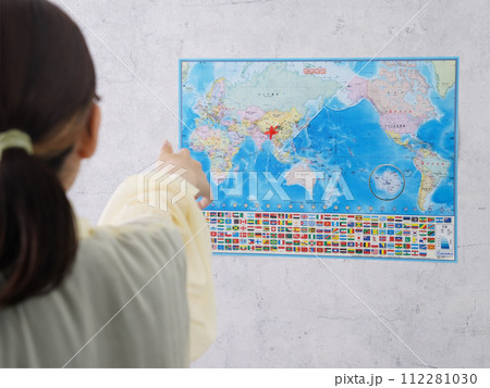 旅行先を世界地図にダーツを投げて決める 112281030