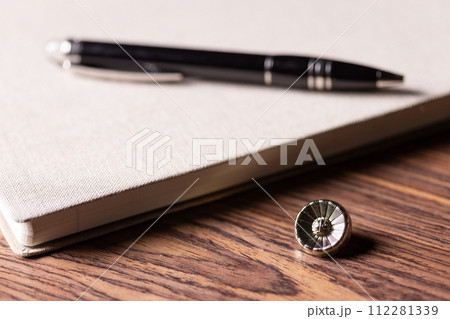 弁護士バッジ　 112281339