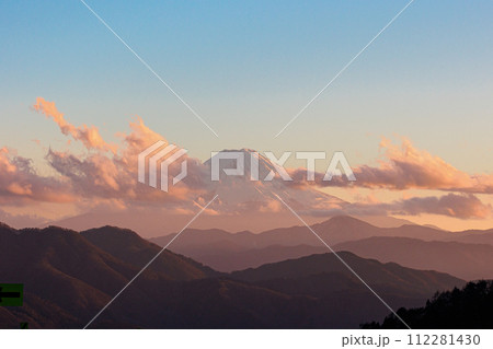 柳沢峠から望む冬の夕暮れの富士山 柳沢峠から望む冬の夕暮れの富士山 112281430