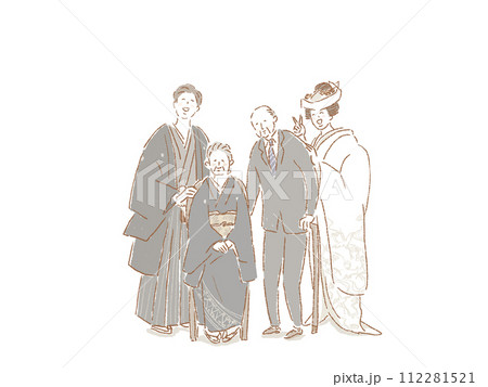 白無垢（角隠し）の花嫁と紋付袴姿の新郎新婦、杖を持った祖父と椅子に座った黒留袖の祖母、結婚式 112281521