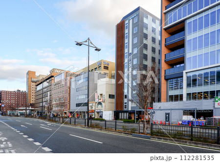 JR京都駅八条口前建ち並ぶビル風景 112281535