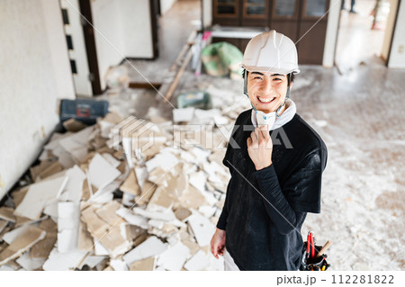 解体業者の男性 112281822