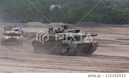 爆走する陸上自衛隊10式戦車 112282033