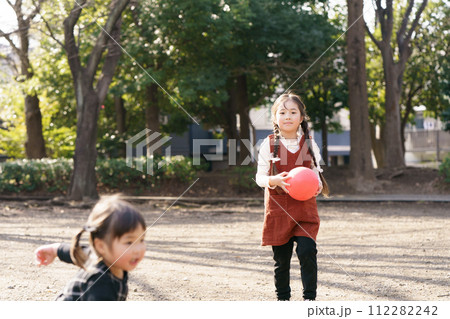 ボールで遊ぶ女の子達 112282242