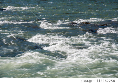 関電宇治発電所放水路から流れ出る水 112282250