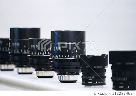 カメラのレンズ 112282468