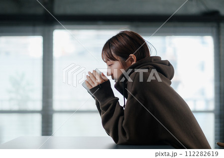 女性 可愛い 朝 コーヒー リラックス 女性 可愛い 朝 コーヒー リラックス 112282619