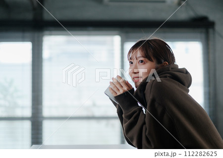女性 可愛い 朝 コーヒー リラックス 女性 可愛い 朝 コーヒー リラックス 112282625