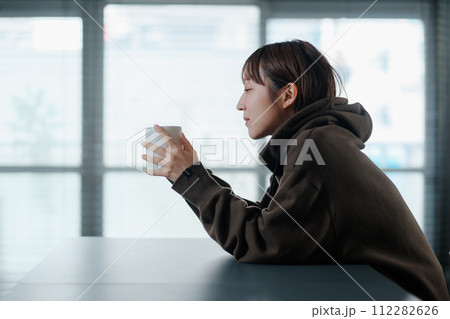 女性 可愛い 朝 コーヒー リラックス 女性 可愛い 朝 コーヒー リラックス 112282626