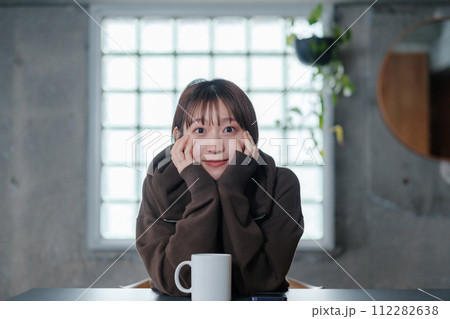 女性　可愛い　朝　コーヒー　リラックス 112282638