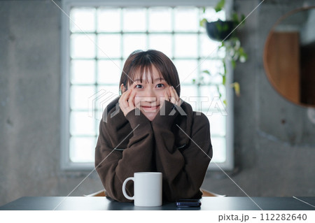 女性 可愛い 朝 コーヒー リラックス 女性 可愛い 朝 コーヒー リラックス 112282640