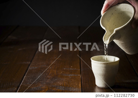 熱燗を注ぐ酒器のイメージ　横位置　4 112282730