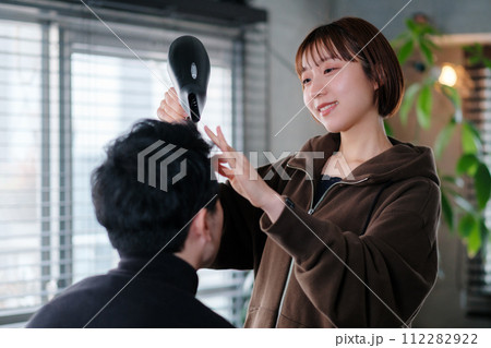 彼氏にドライヤーをかけてあげる彼女 112282922