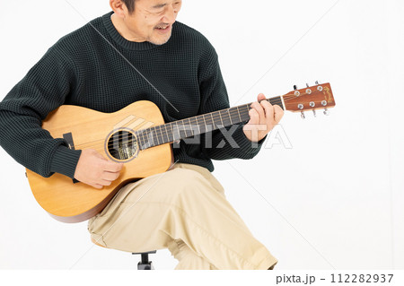 ギターを弾く男性　白バック 112282937