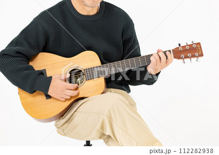 ギターを弾く男性　白バック　手元 112282938