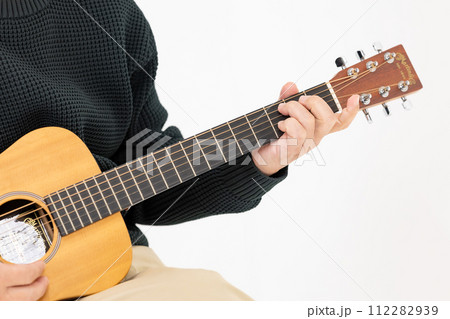 ギターを弾く男性　白バック　手元 112282939