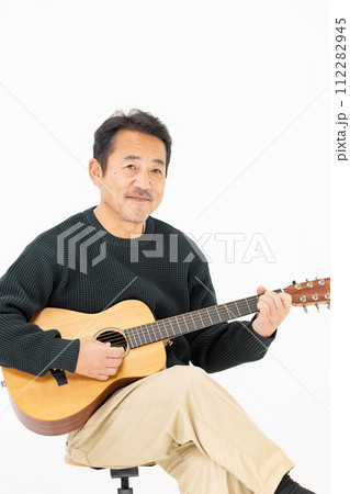 ギターを弾く男性　白バック 112282945