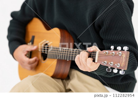 ギターを弾く男性　白バック　手元 112282954