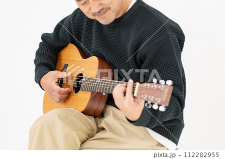 ギターを弾く男性　白バック　手元 112282955