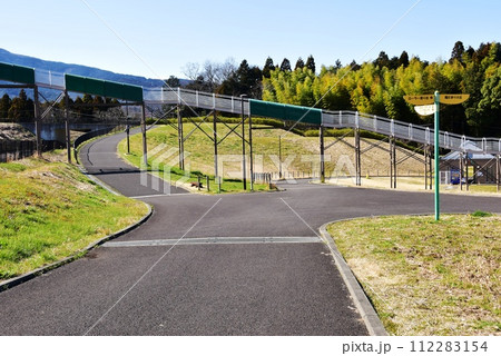 神奈川県　県立おだわら諏訪の原公園の散策路とローラーすべり台 112283154