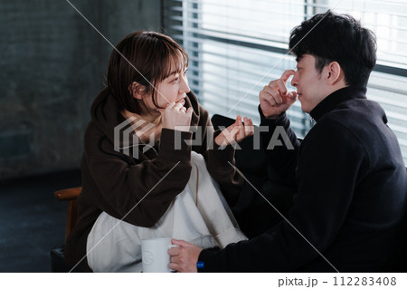 カップルのライフスタイル カップルのライフスタイル 112283408