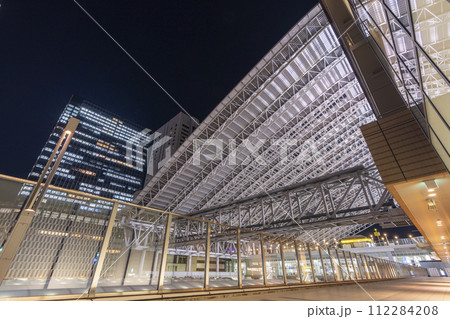 JR大阪駅 駅構内 大屋根とプラットホーム JR大阪駅 駅構内 大屋根とプラットホーム 112284208