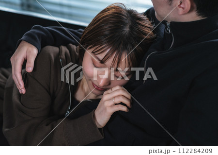 ソファーで寛ぐ同棲カップル 112284209