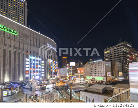 大阪梅田 夜のカリヨン広場 JR大阪駅と阪急をつなぐ連絡橋周辺 大阪梅田 夜のカリヨン広場 JR大阪駅と阪急をつなぐ連絡橋周辺 112284225
