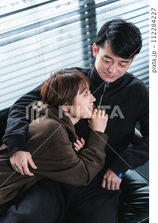 ソファーで寛ぐ同棲カップル 112284227