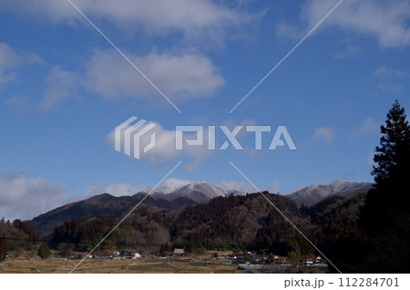 農村風景 雪山 青空 白い雲 農村風景 雪山 青空 白い雲 112284701