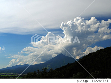 夏の午後、磐梯山の上空に湧き上がる白い積乱雲が青空に印象的で綺麗だ。 夏の午後、磐梯山の上空に湧き上がる白い積乱雲が青空に印象的で綺麗だ。 112285131